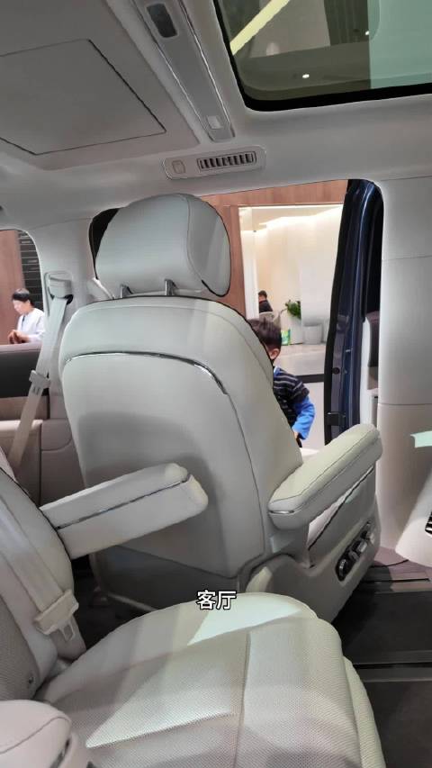 家庭MPV的终极考验来了！#享界v8#在7人满座的情况下，后备箱空间依然大到惊人。最绝的是那个“五防