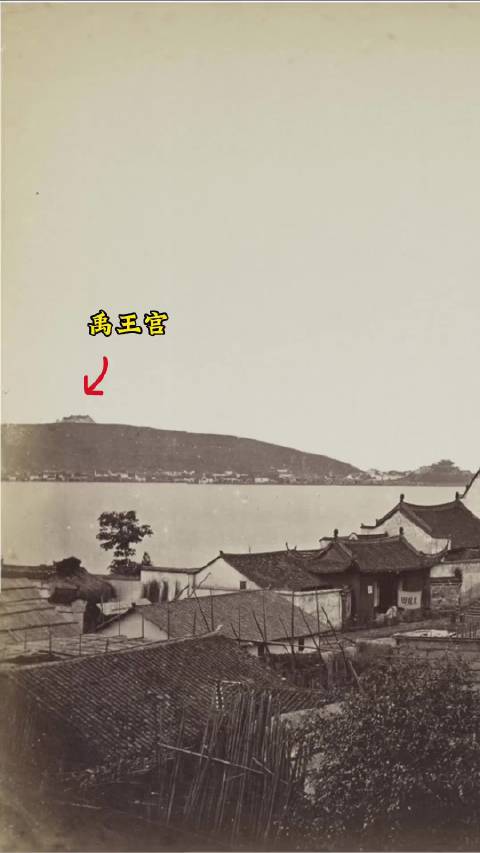 经考证，这张同治黄鹤楼（又名“同治楼”）的照片拍摄于1880年，右下角有Pow Kee Hankow