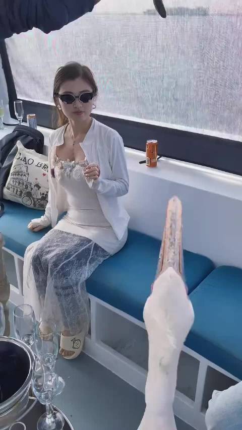 你以为它在和你玩耍，其实它是在丈量能不能把你吃下去  ​​​