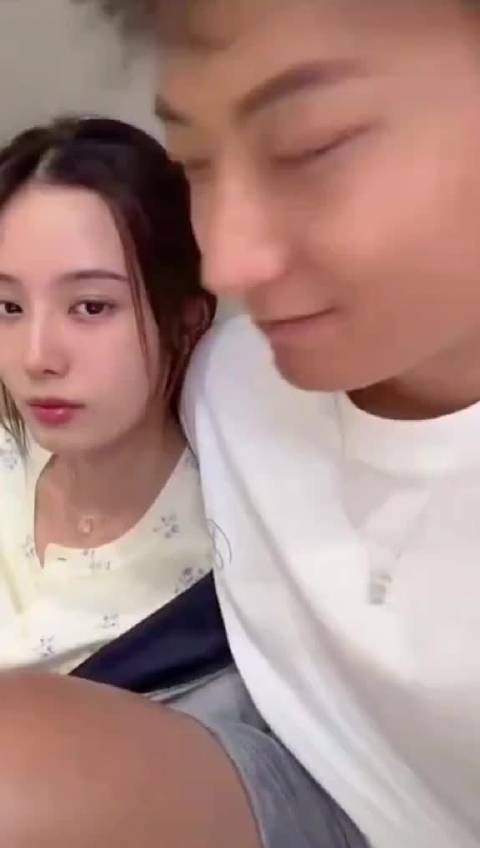 #徐艺洋个人品牌多次使用小海豚元素# 黄子韬直播说漏儿子小名“小豚”后，网友回头才发现徐艺洋的饰品品