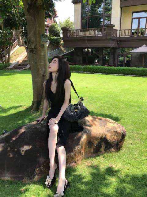 #胡连馨[超话]# 胡连馨 岳望舒馨儿黑色连衣裙大长腿黑色细高跟[爱慕][舔屏][爱慕]  ​​​