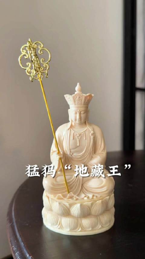 整尊造像气韵肃穆，承载大愿之德，供置案几，静沐祥和