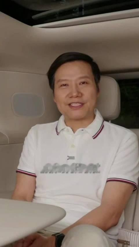 雷总中午把午饭带到车里，吃了顿好 ​