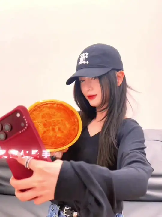 好大的月饼 来看吴宣仪沉浸式切月饼