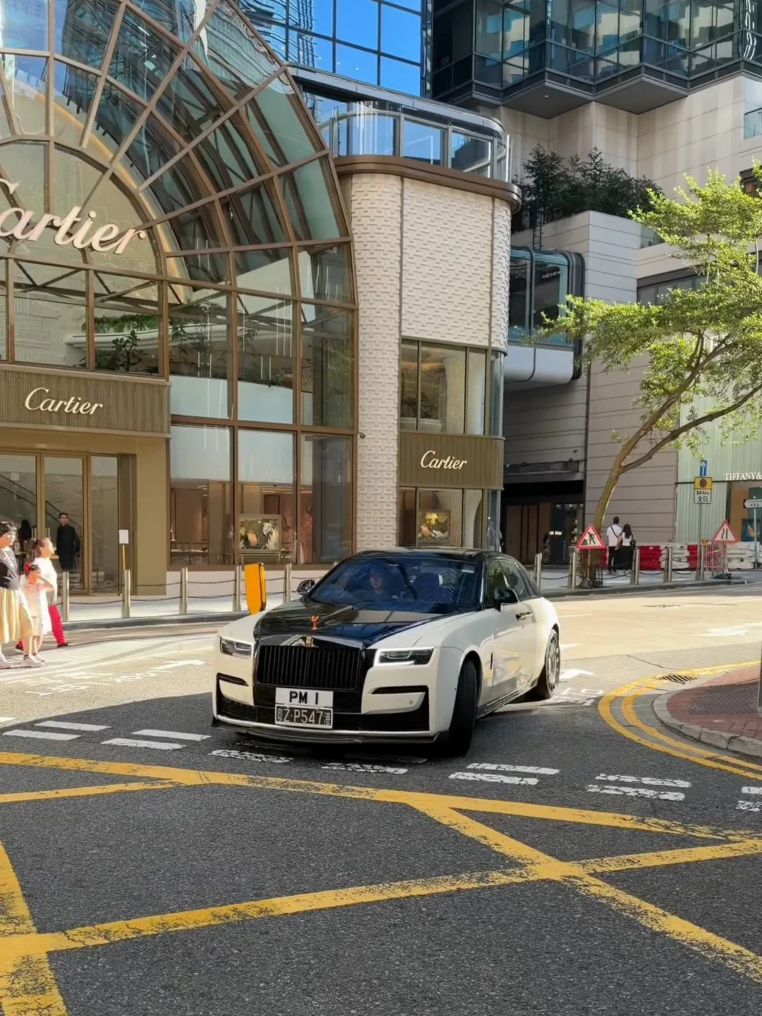 发一波铜锣湾街头的富豪专用车劳斯莱斯