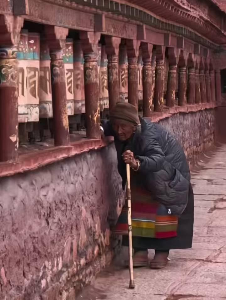 岁月静好，藏地老人倚墙而立，静观流年