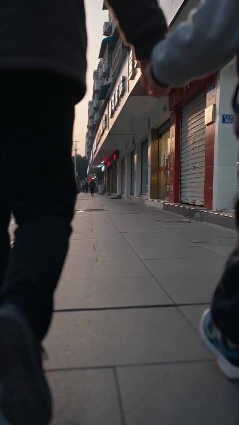 每天接送孩子，沿路看街边门店，发现很明显的变化：好多金店、服装店关门转租