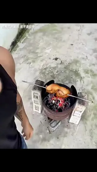 小伙在炫耀烤鸡 结果下一秒竟然…