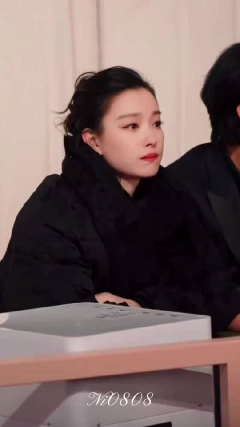 #井柏然 倪妮#倪妮疑似弱势反击，工作室发了踩井盖的拍摄图