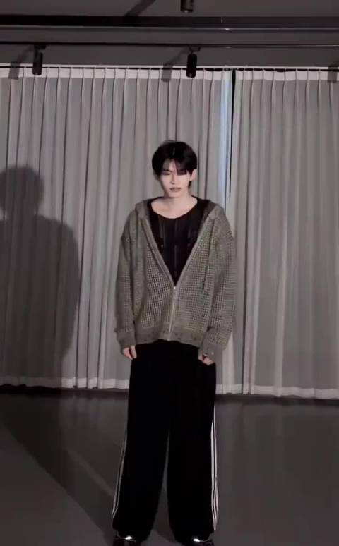 #演员云旗[超话]##云旗##向全世界安利云旗# 云旗早呀，你那神之八秒的舞也太丝滑，手臂线条流畅，