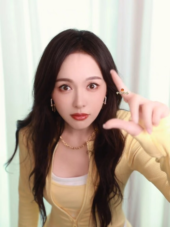#唐嫣 月满中秋，岁岁团圆🌕 愿所有奔赴，皆为团圆； 所有美好，如约而至。 #唐嫣FENDI品牌代言