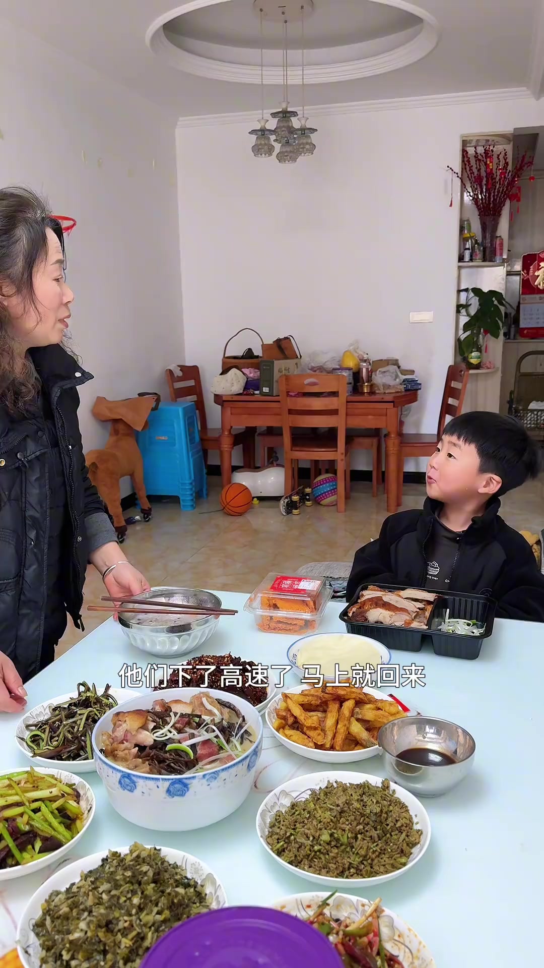 你不是等着你爸爸妈妈回来一起吃吗