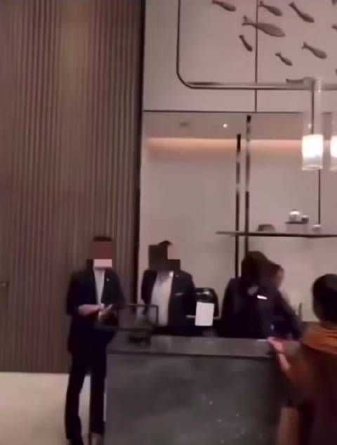 国内五星级酒店，说中文要耳塞没有，说英语要耳塞就有，这是什么原因