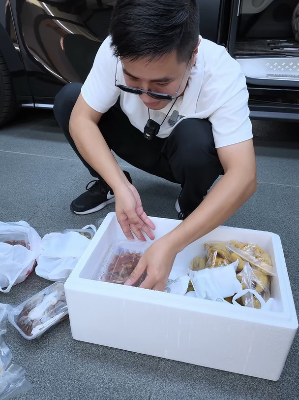今天飞机送个猪脚饭过去给苏州兄弟