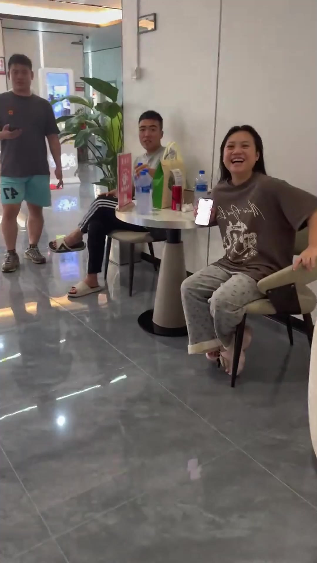 女生被困电梯，被消防员救出后发出牛叫声，电梯怎么能进牛？