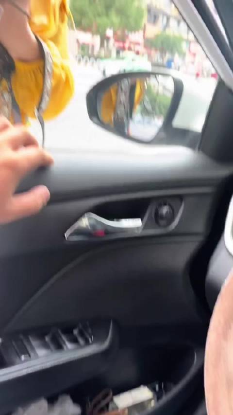 湘A车主遇上980元高额停车费，现场对话看得人哭笑不得。 收费员主动提出加微信可以给打折，车主直接回