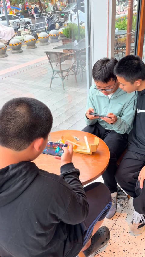 #老人星巴克不点单要热水还骂店员#就在刚刚，杭州龙湖紫荆天街这里，几三个小学生（或者初中生），在星巴