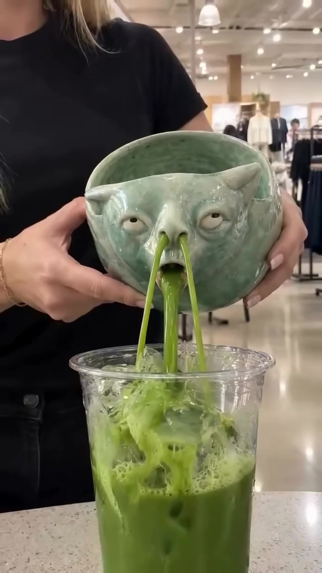 火爆东南亚的呕吐猫抹茶杯，有想来一杯用它冲泡的奶茶的吗？网友：它咋了？中毒了？