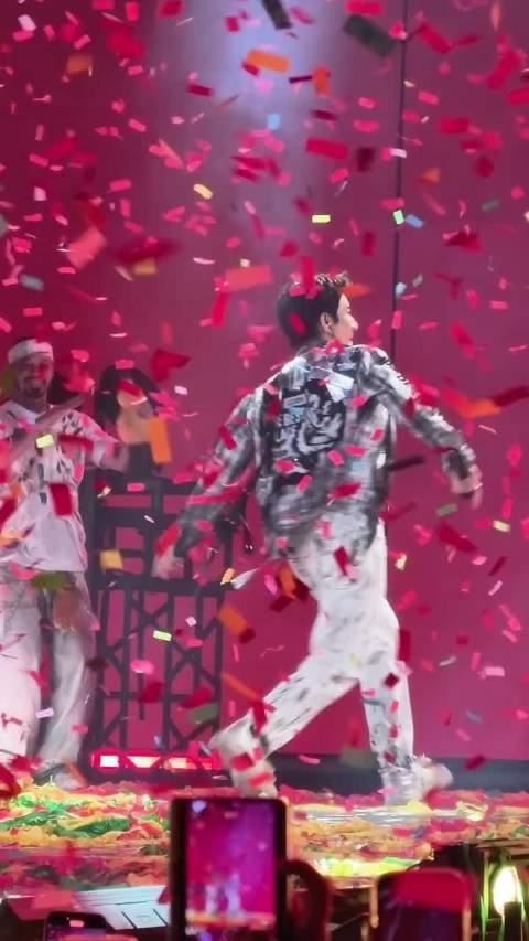 #王力宏横行郑州##王力宏横开值回票价# 两场连开还保持好状态，体力和诚意都在线。不是靠情怀撑场，是