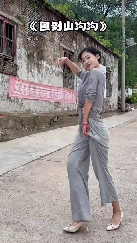 她居然敢在“村情报中心”跳舞？  ​​​