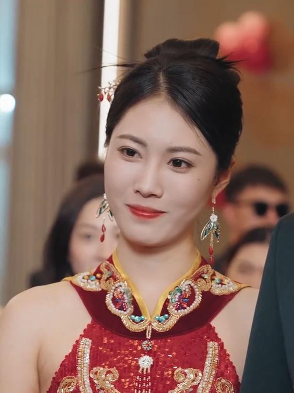 接到室友婚礼邀请，到场才知新郎是我爱人