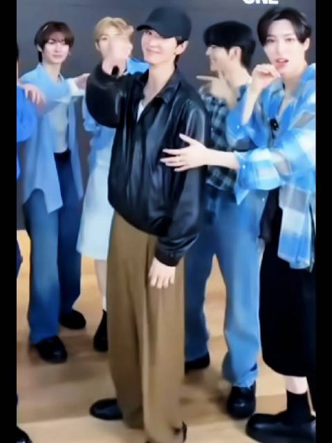 #陈哲远# 真不愧是你啊！站那么远[无聊]那我也只能放大放大再放大了看了！🔎@陈哲远-
