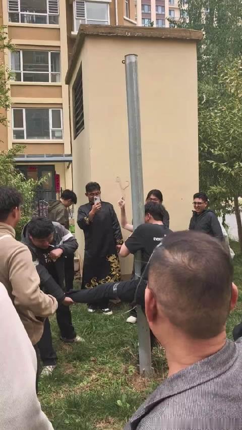 这可娶到个好媳妇，面对亲友对新郎的闹婚，新娘霸气护夫，极力阻拦众人
