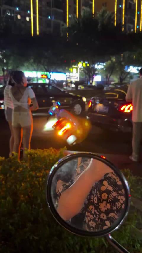 电动车追尾后女子试图挪动车辆，被拍摄者及时制止并提醒“先等交警来，不要动车”...