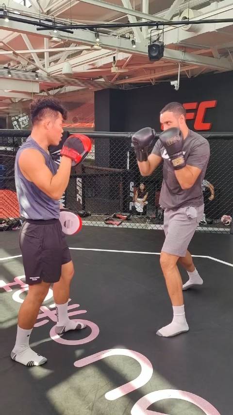 #李景亮教狄龙打拳##狄龙中国行又学新技能#  为新赛季准备的？狄龙-威廉姆斯正在中国行，今天来到八
