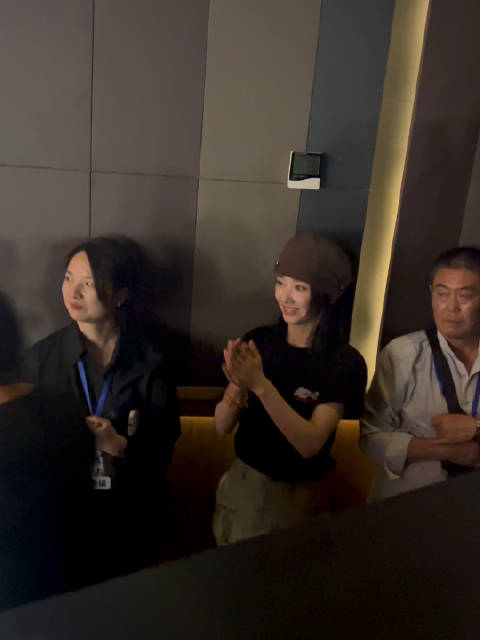 #王影璐[超话]#  整理出来一个小片段 第一场出场前特别努力为前辈应援的小孩