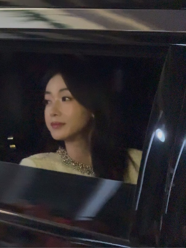吴谨言下班热情回应粉丝