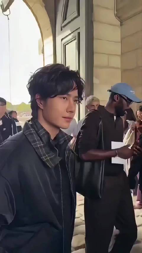 巴黎罗意威大秀，博帝一亮相便惊艳全场。 强大气场扑面而来，层层镜头簇拥， 连官方直播都难以靠近。 采