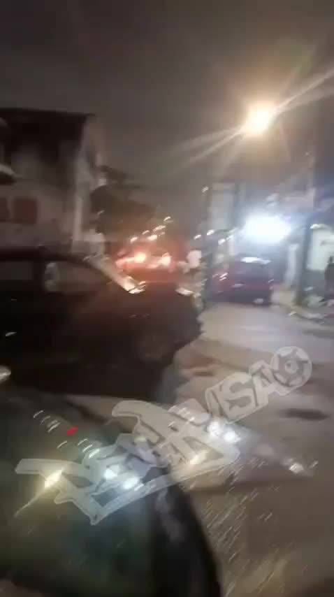 #卢拉第四次当选巴西总统#  卢拉赢得选举后，里约热内卢爆发街头斗殴。 视频显示，人们在马路中央互相