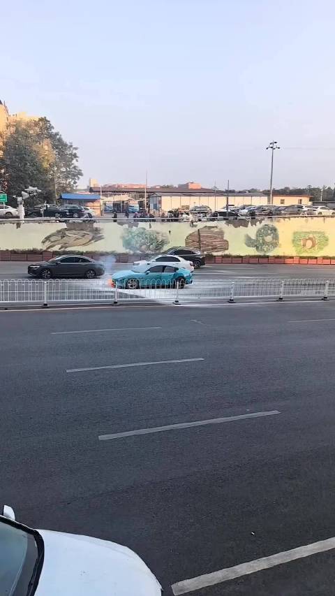 这次起火原因还能理解：道路排水沟盖板翘起，刮到了车辆底盘。火起得慢，没有发生爆燃，车上人员及时撤离，