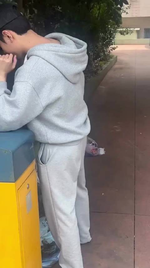 一直听说韩国公共厕所随处可见，如厕免费。大清早碰到一名看着文文静静的男子，居然当众随地便溺。公厕明明