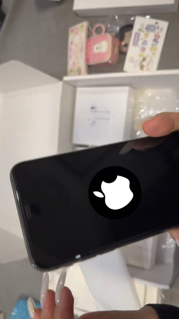 刚买的iPhone 收到就这样……