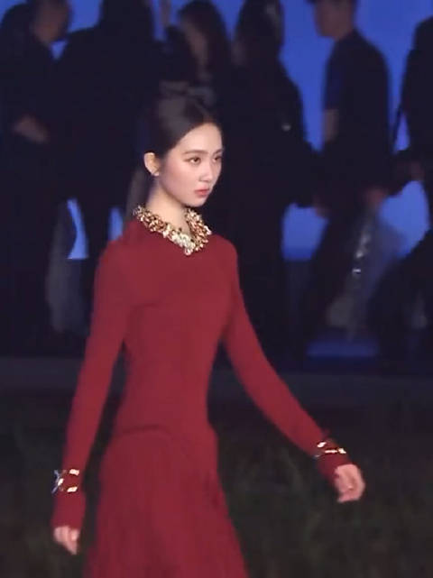#黄多多说自己的头号粉丝是妹妹# 黄多多回应叫她多多还是叫忆慈，整段采访下来她都是从容应对毫不胆怯，