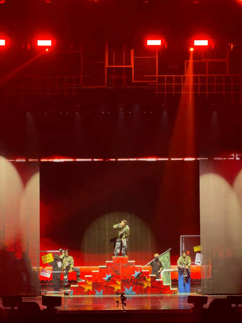 261003 五巡雅加达场 Piñata开场车没了 苹果就这么拿在手里也没啃😂 ©️valgoghh