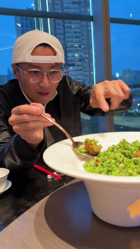 谢霆锋美食探店视频，这么多过去了素颜那么帅