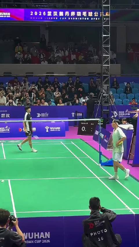 #羽毛球[超话]# 武汉林丹杯赛前仪式上演「中门对狙」2.0，两位选手隔网相对、气氛拉满，这仪式感太