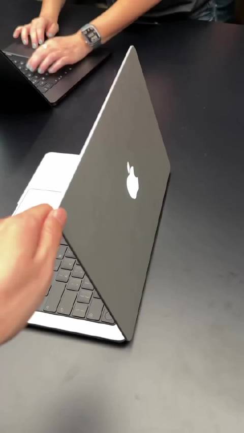 苹果新款Macbook Pro Logo 一发光[嘘] 又回归以前啦#小菌聊科技#