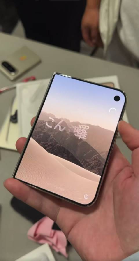 #iPhoneDuo开箱暴露适配问题# 我的18PM也是这样[允悲]刚开始都是傻傻的 果然是老毛病，