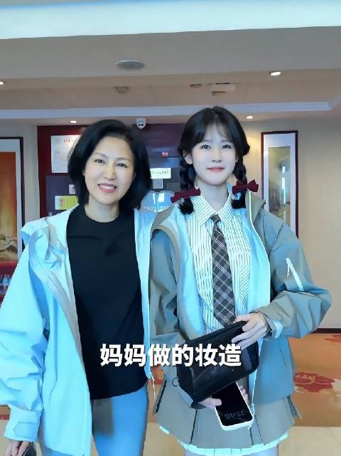 贝儿的化妆师造型师是鲍蕾，配饰是爸爸陆毅买的，两夫妻把女儿的一切都包圆了，贝儿比妈妈还高，贝儿腿又细