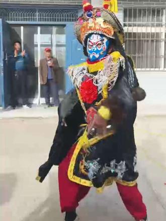 孟津区白鹤镇河清村重阳节之川剧变脸表演       赵老师的精彩变脸表演，给老人们带来了欢乐。
