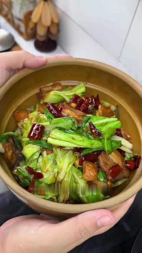 一次就能学会的五花肉炒包菜，一上桌就被抢光了
