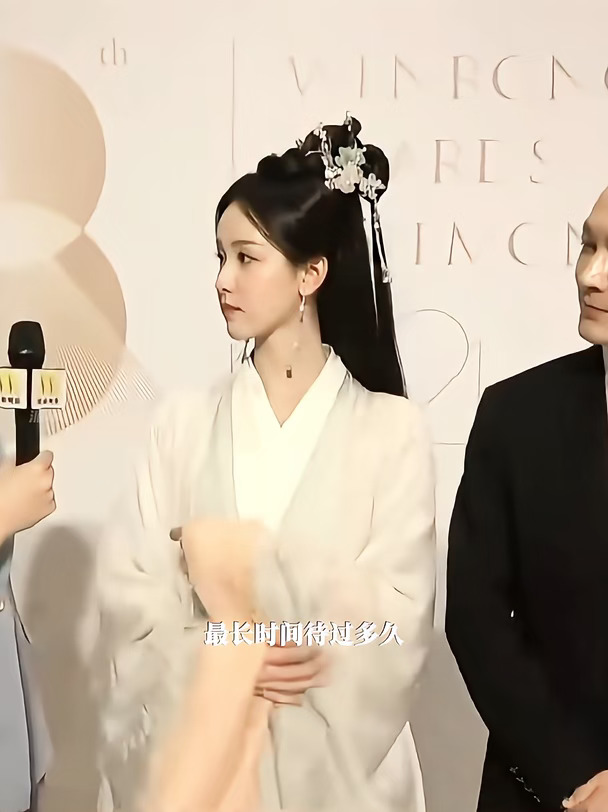 “横塘月色曾微凉”
