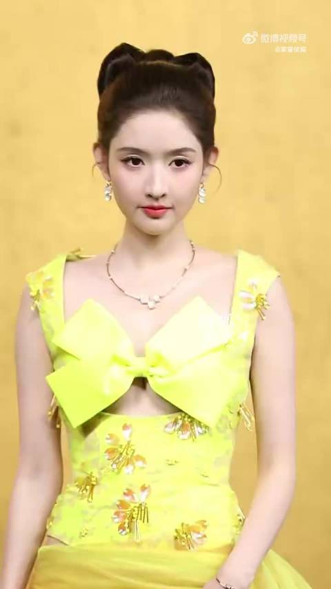 #王玉雯顶着两个妙脆角走红毯# 王玉雯这次红毯太有新意，顶着两个妙脆角出场，灵动元气，很亮眼