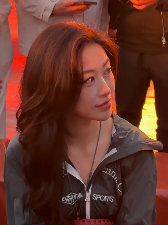 所有人一起感受LACOSTE秀上的朱珠有多美！