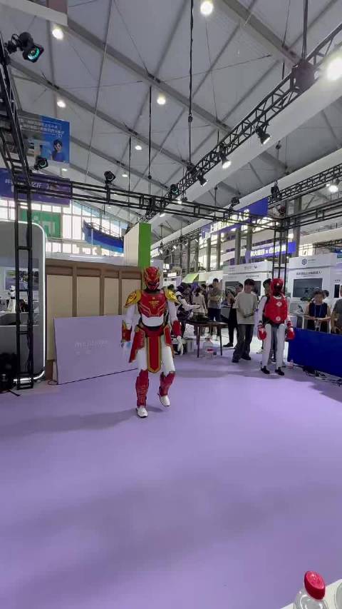 #起猛了看到机器人打太极了# 硬核科技遇上东方武学，机械身躯演绎传统韵味，刚柔并济，氛围感拉满。当A