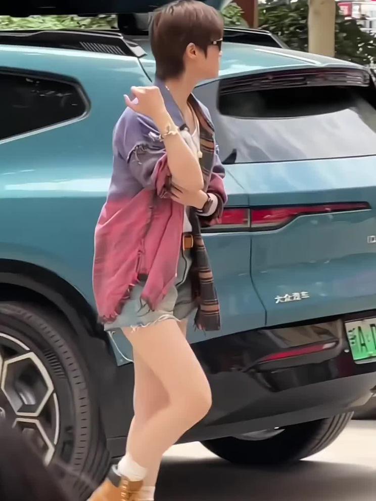 李宇春录制旅行综艺，开车自驾，这气质太好了